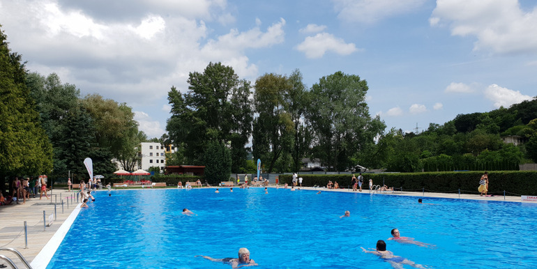 0,5 € euro off admission to outdoor swimming centre